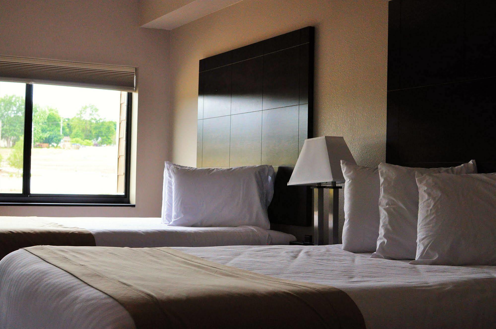 Qube Hotel - Polk City Kültér fotó